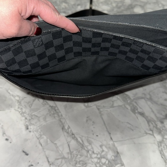 Authentic Louis Vuitton
Damier Graphite Shoulder Bag MM Messenger bag - Picture 11 of 13